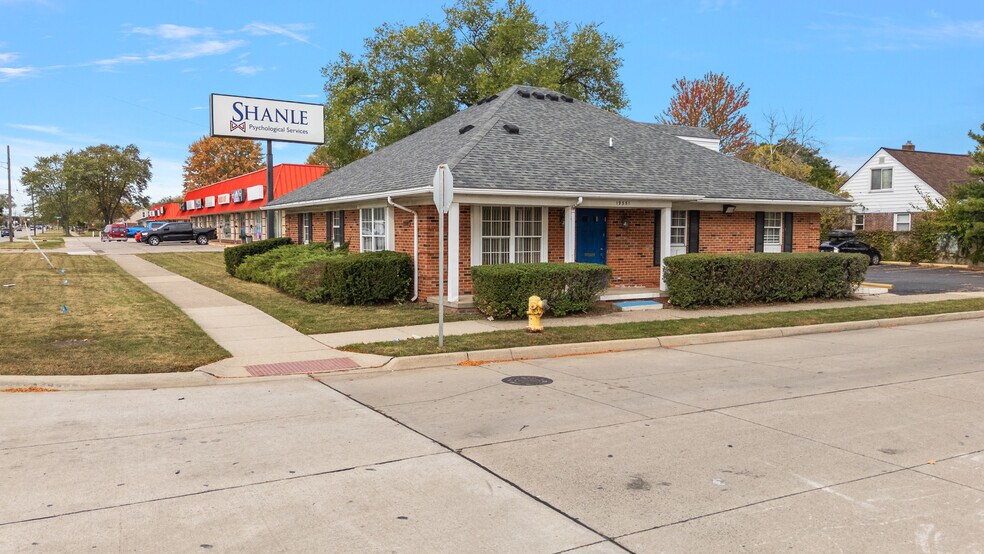 19551 E 10 Mile Rd, Roseville, MI à louer - Photo de l’immeuble – Image 1 sur 3