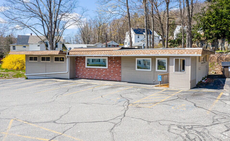 652 Migeon Ave, Torrington, CT à vendre - Photo principale – Image 1 sur 10