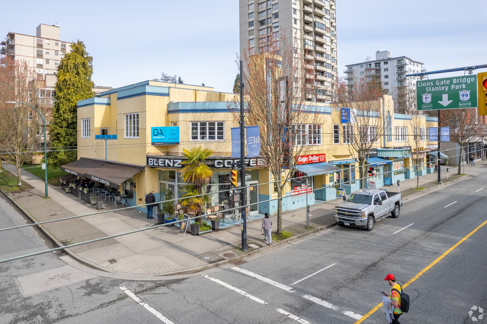 929 Denman St, Vancouver, BC à vendre Photo principale– Image 1 sur 8