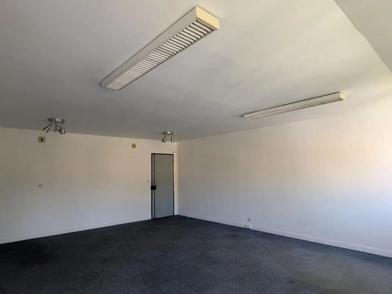 Bureau dans Champs-sur-Marne à louer - Photo de l’immeuble – Image 2 sur 7