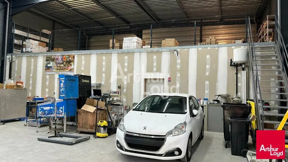 Local d’activités dans La Chaussée-Saint-Victor à louer - Photo de l’immeuble – Image 3 sur 4