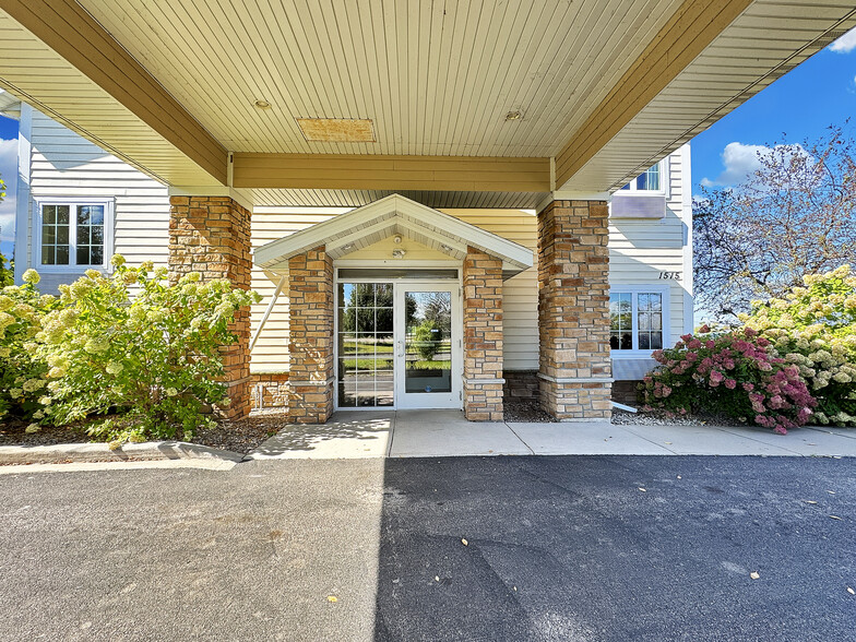 1515 Planeview Dr, Oshkosh, WI à vendre - Photo de l’immeuble – Image 2 sur 30