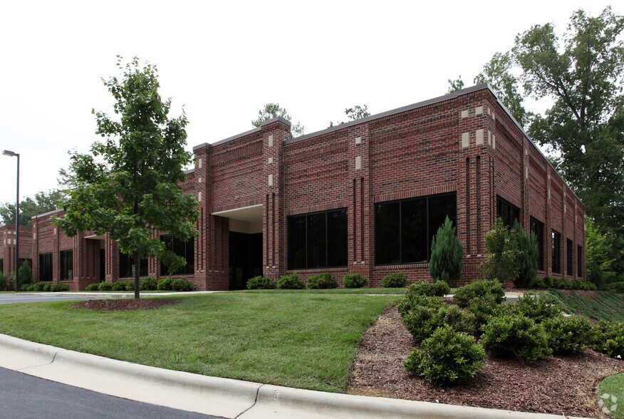 801 Cascade Pointe Ln, Cary, NC à louer - Photo de l’immeuble – Image 2 sur 3