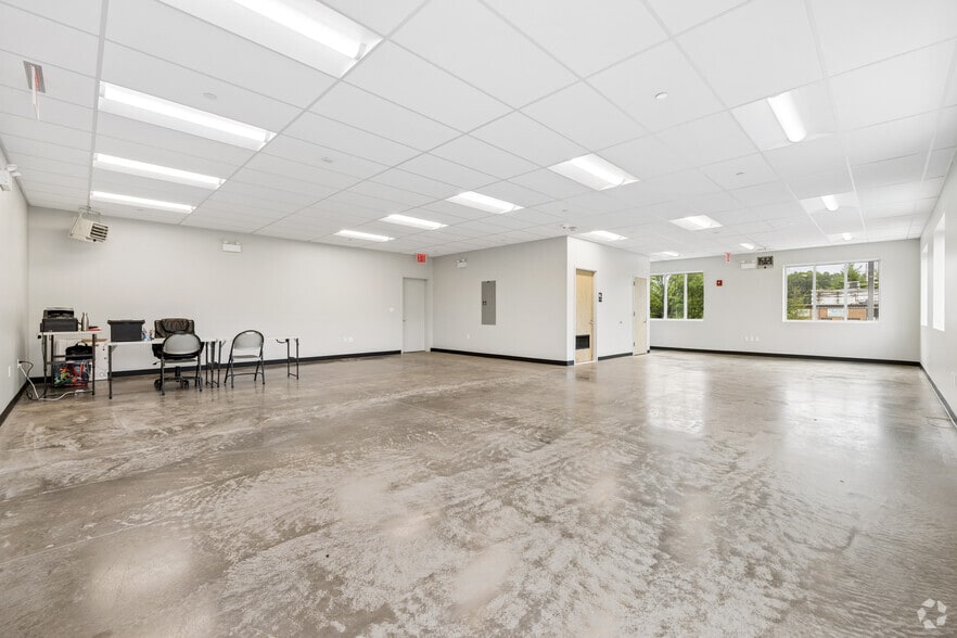 2577 Forest Ave, Staten Island, NY à louer - Hall d’entrée – Image 3 sur 21