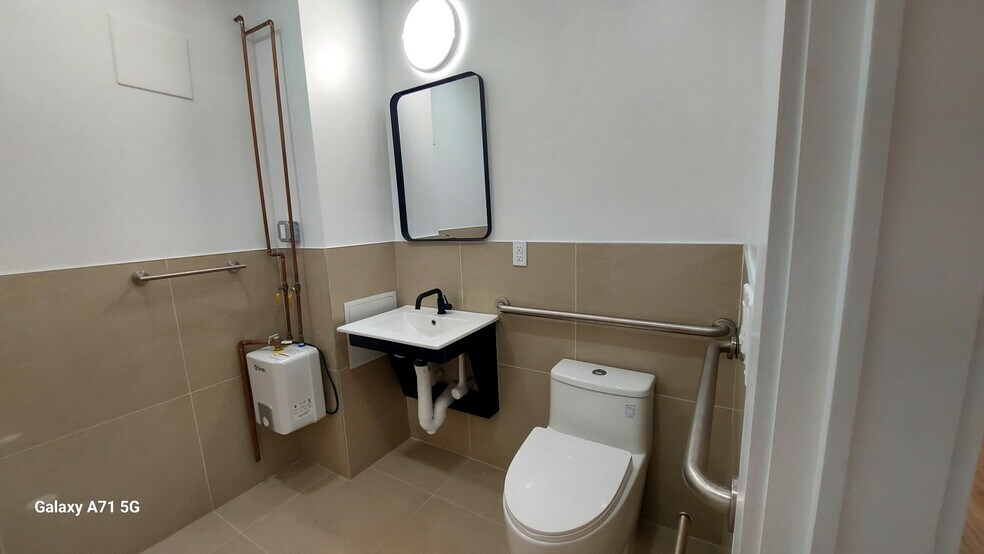 4134 45th St, Sunnyside, NY à louer - Photo de l’immeuble – Image 3 sur 6