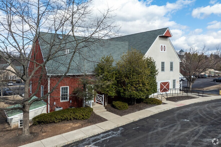 405 Farm Ln, Doylestown, PA à louer - Photo de l’immeuble – Image 2 sur 12