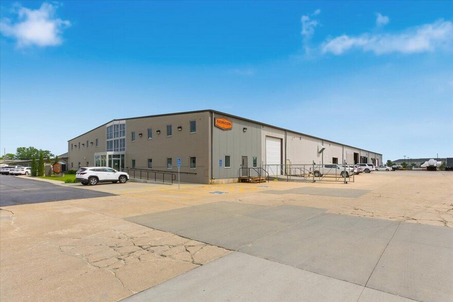 3211 Nebraska Ave, Council Bluffs, IA à louer - Photo de l’immeuble – Image 1 sur 10