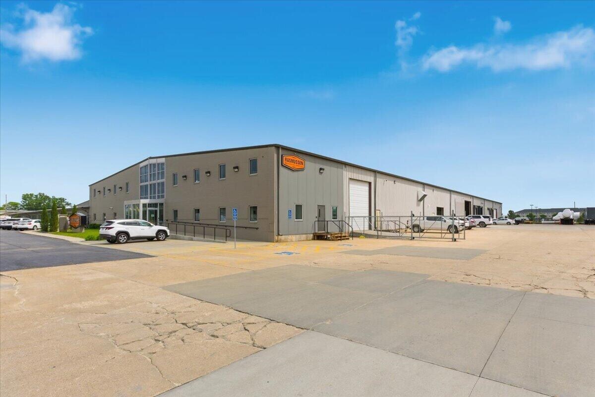 3211 Nebraska Ave, Council Bluffs, IA à louer Photo de l’immeuble– Image 1 sur 11
