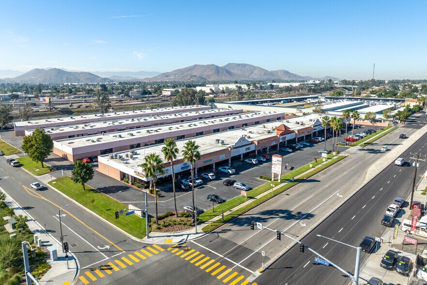 993 W Valley Blvd, Bloomington, CA à louer - Photo de l’immeuble – Image 1 sur 15