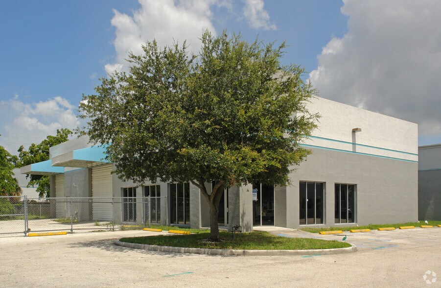 1903 NW 40th Ct, Pompano Beach, FL à louer - Photo de l’immeuble – Image 2 sur 4