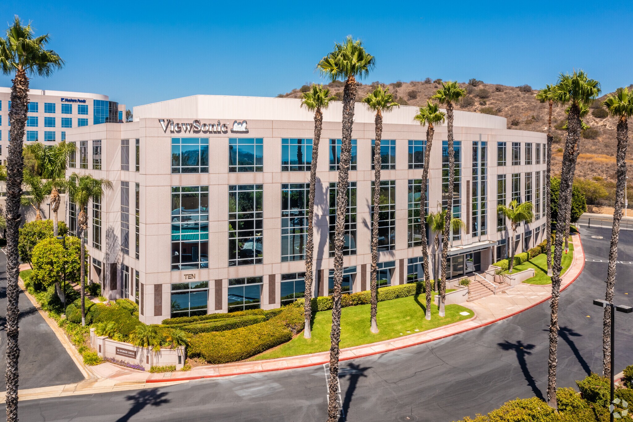 10 Pointe Dr, Brea, CA à louer Photo principale– Image 1 sur 30