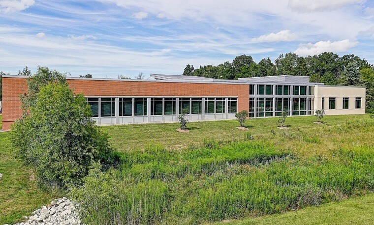 111 Heritage Reserve, Menomonee Falls, WI à vendre - Photo de l’immeuble – Image 2 sur 5
