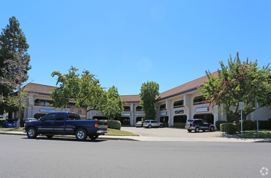 39 California Ave, Pleasanton, CA à louer - Photo de l’immeuble – Image 3 sur 5