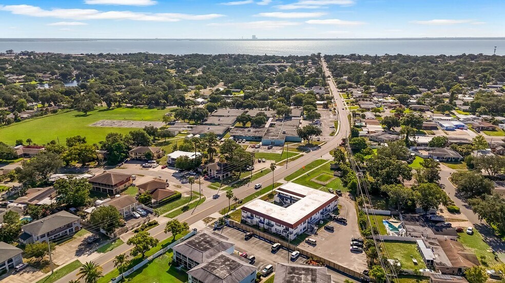 955 Knox McRae Dr, Titusville, FL à vendre - Photo de l’immeuble – Image 2 sur 9