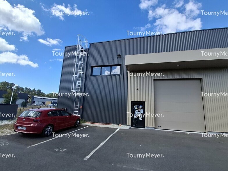 Local d'activités dans Audenge à vendre - Photo de l’immeuble – Image 3 sur 12