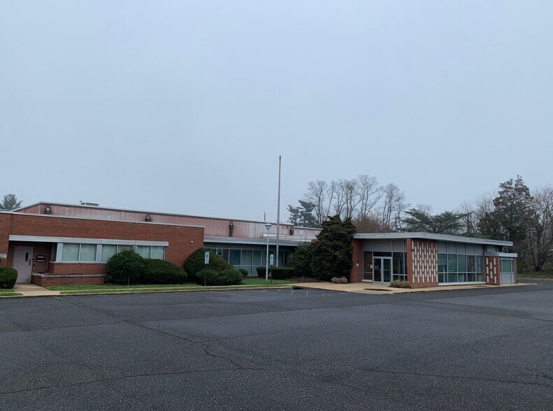 195 Leonardville Rd, Belford, NJ à louer - Photo de l’immeuble – Image 2 sur 4