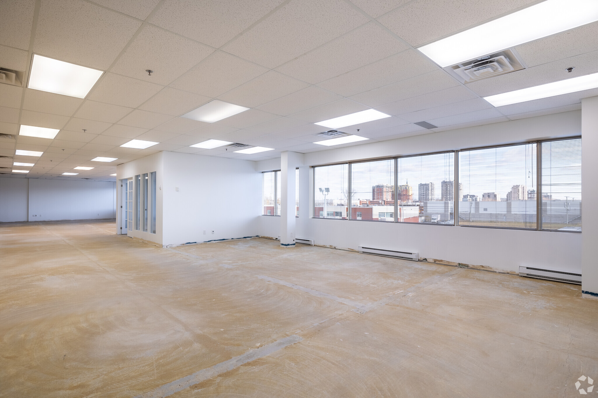 4451-4479 Laval Aut W, Laval, QC à louer Photo intérieure– Image 1 sur 2