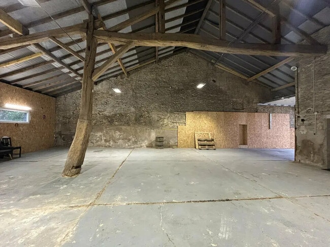 Plus de détails pour Local d'activités à louer