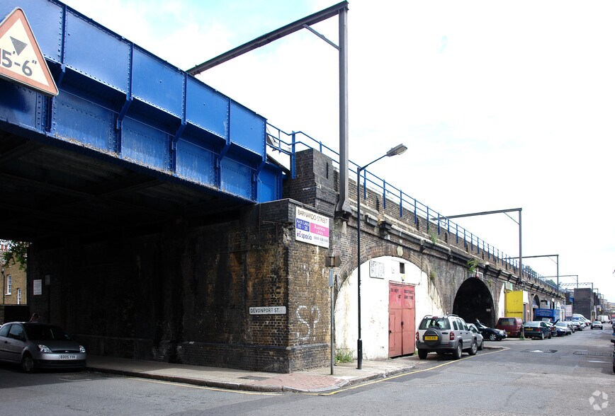Barnardo St, Londres à louer - Photo de l’immeuble – Image 3 sur 4