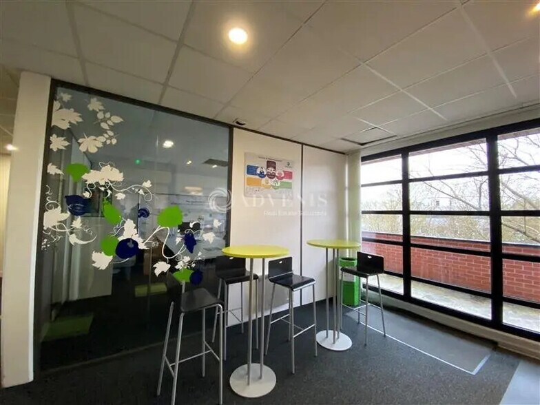 Bureau dans Guyancourt à louer - Photo de l’immeuble – Image 3 sur 6