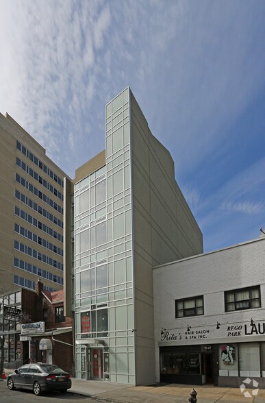 9717 64th Rd, Rego Park, NY à louer - Photo de l’immeuble – Image 1 sur 12