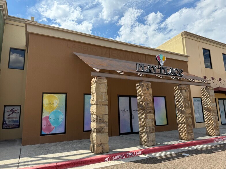 2715 E Del Mar Blvd, Laredo, TX à vendre - Photo de l’immeuble – Image 3 sur 18
