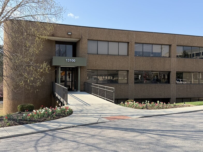 13100 Manchester Rd, Des Peres, MO à louer - Photo principale – Image 1 sur 6