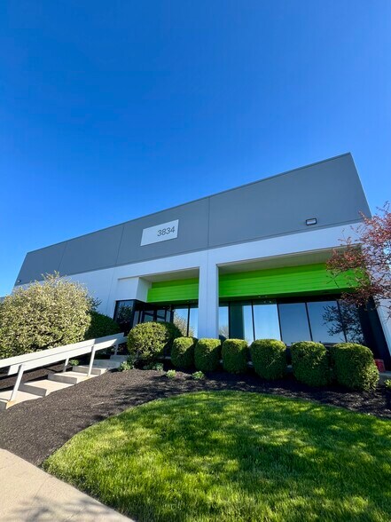 3820-3834 Zane Trace Dr, Columbus, OH à louer - Photo de l’immeuble – Image 2 sur 9