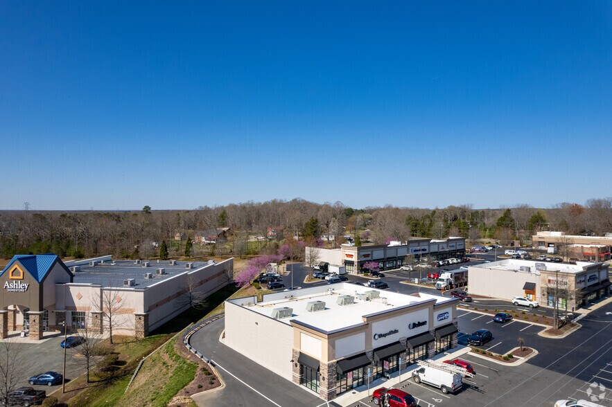 1433 University Dr, Burlington, NC à louer - Photo de l’immeuble – Image 3 sur 10