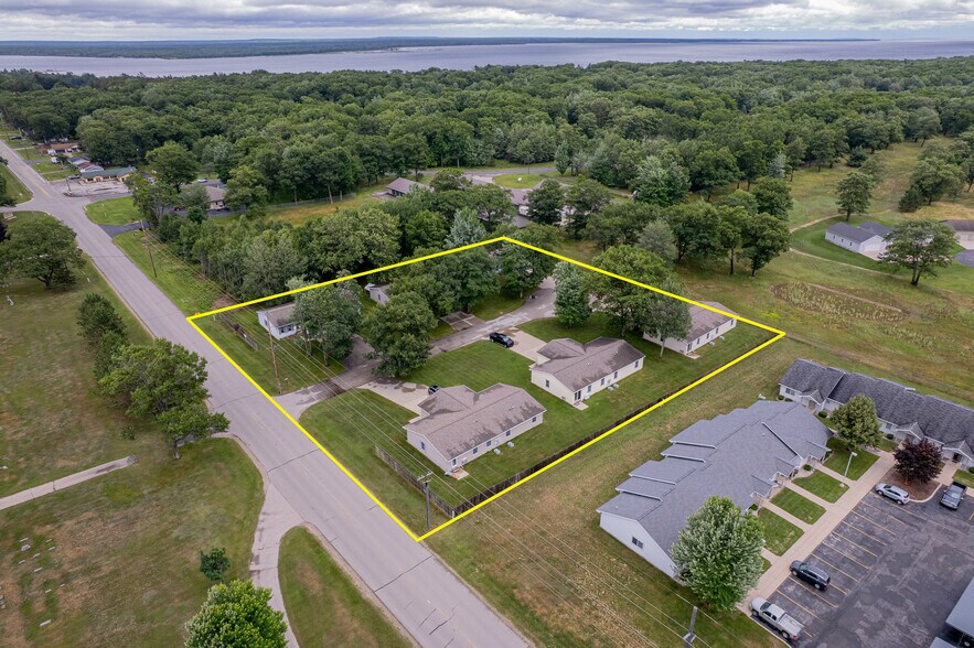 1 Cambridge Dr, Gladstone, MI à vendre - Aérien – Image 2 sur 7