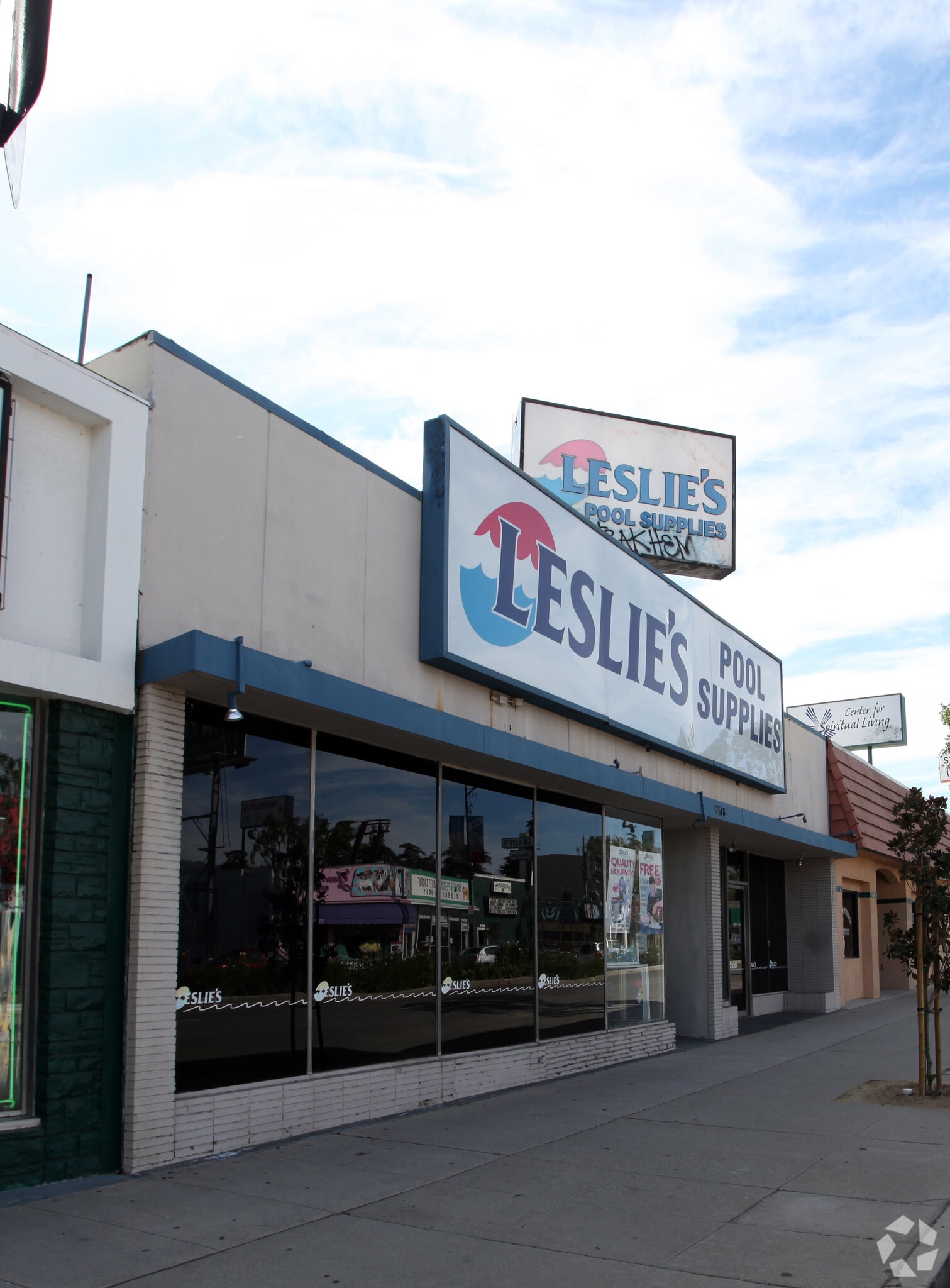 17616-17618 Chatsworth St, Granada Hills, CA à louer Photo principale– Image 1 sur 3