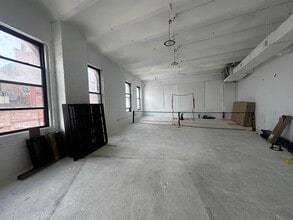 240 Meserole St, Brooklyn, NY à louer Photo intérieure– Image 1 sur 4