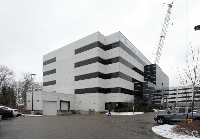 590 Riverbend Dr, Kitchener, ON à louer - Photo de l’immeuble – Image 2 sur 2