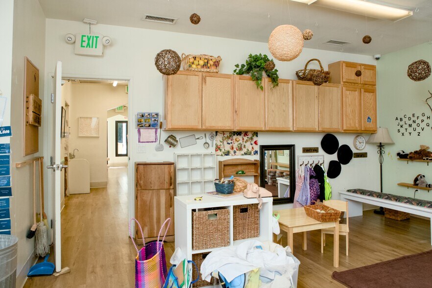 12131 Burbank Blvd, Valley Village, CA à louer - Photo de l’immeuble – Image 3 sur 22