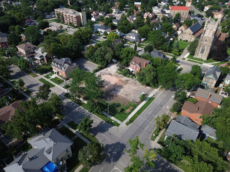 25 William St, Brantford, ON à vendre - Aérien – Image 3 sur 6