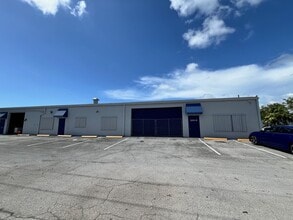 511-545 NE 32nd St, Oakland Park, FL à louer Photo de l’immeuble– Image 2 sur 2