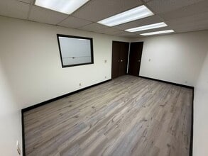 9510-9520 Owensmouth Ave, Chatsworth, CA à louer Photo intérieure– Image 2 sur 5