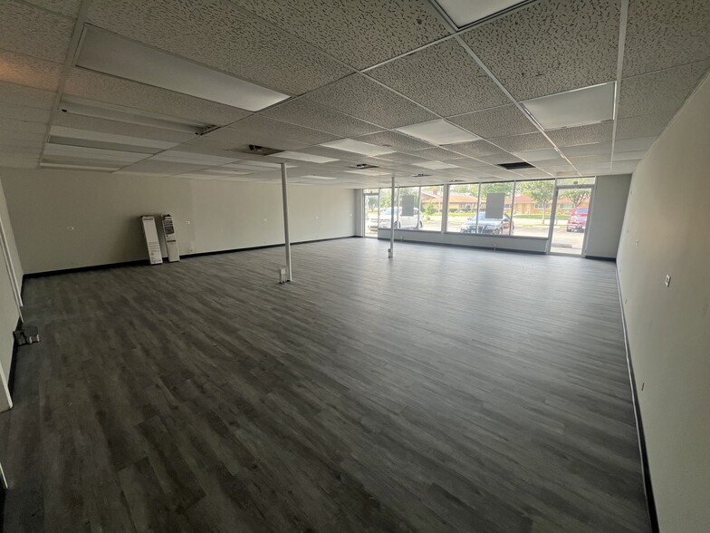35-101 E Fullerton Ave, Addison, IL à louer - Photo intérieure – Image 1 sur 7