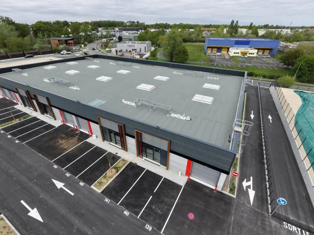 Local d’activités dans Chécy à louer Photo de l’immeuble– Image 1 sur 4