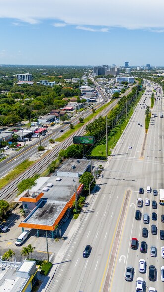18060 Biscayne Blvd, Aventura, FL à louer - Photo de l’immeuble – Image 3 sur 8