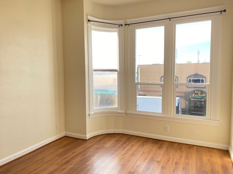 1136 E 12th St, Oakland, CA à vendre - Photo de l’immeuble – Image 2 sur 21