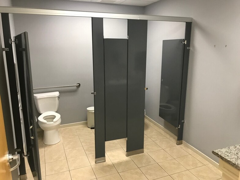 Chester Village Dr, Chester, VA à louer - Photo de l’immeuble – Image 3 sur 5