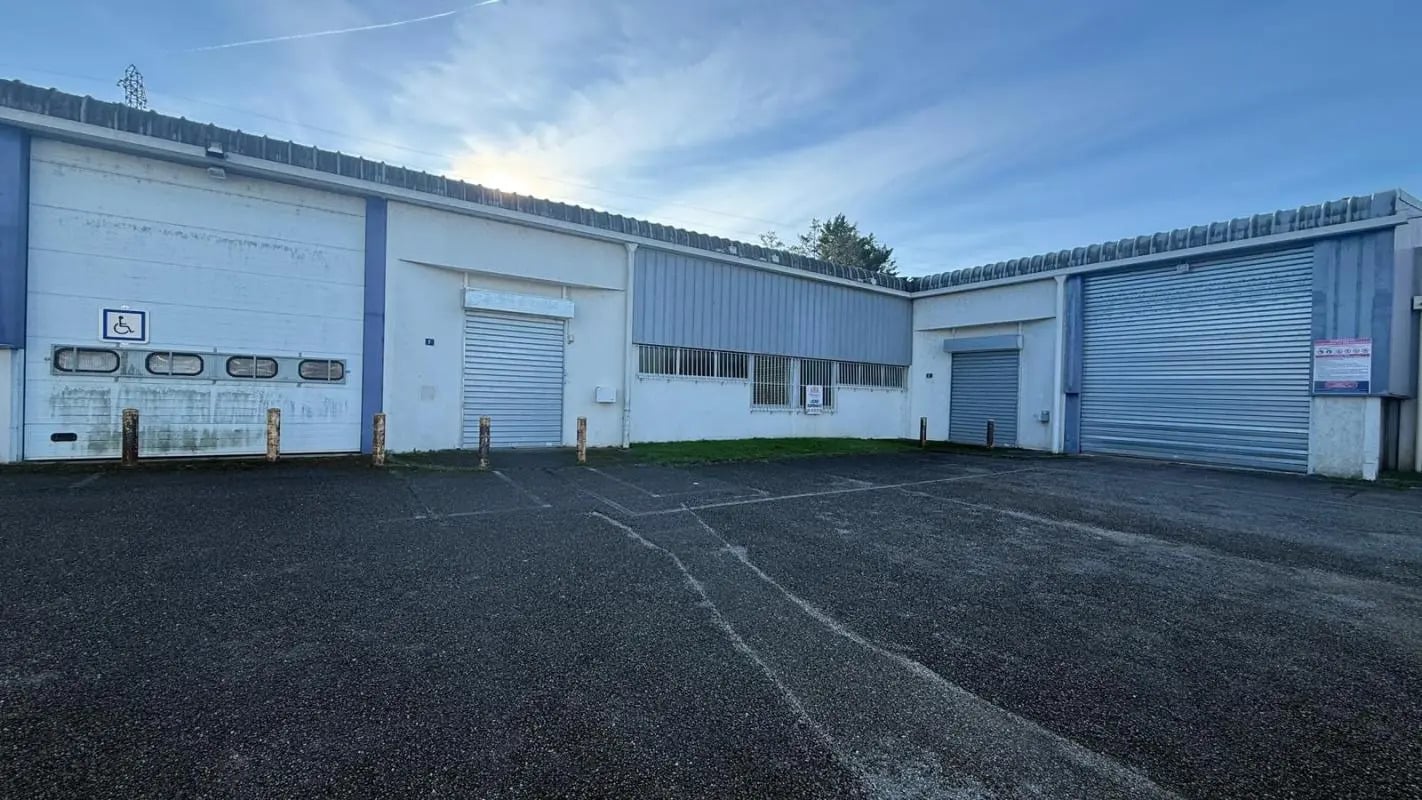 Industriel/Logistique dans Bourg-en-Bresse à louer Photo de l’immeuble– Image 1 sur 9