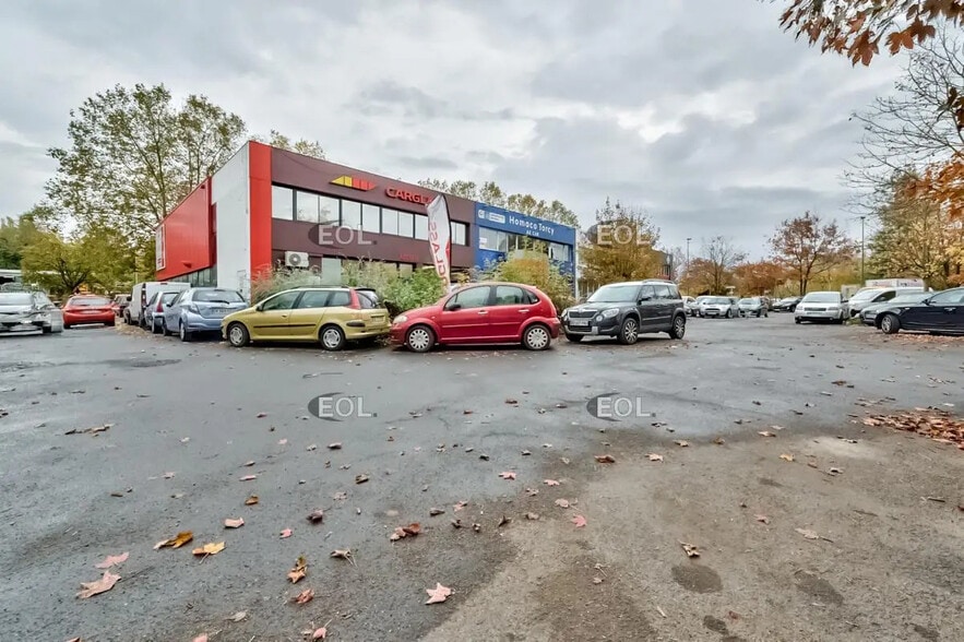 Local commercial dans Torcy à louer - Photo de l’immeuble – Image 3 sur 4