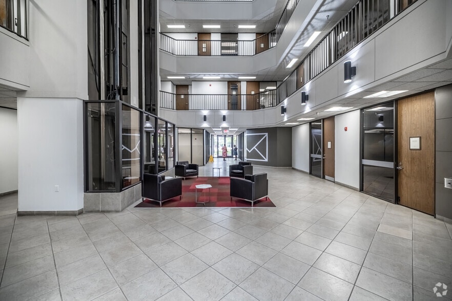 505 N Sam Houston Pky E, Houston, TX à louer - Photo intérieure – Image 3 sur 20