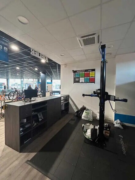 Local commercial dans Saint-Quentin à louer - Photo de l’immeuble – Image 3 sur 11