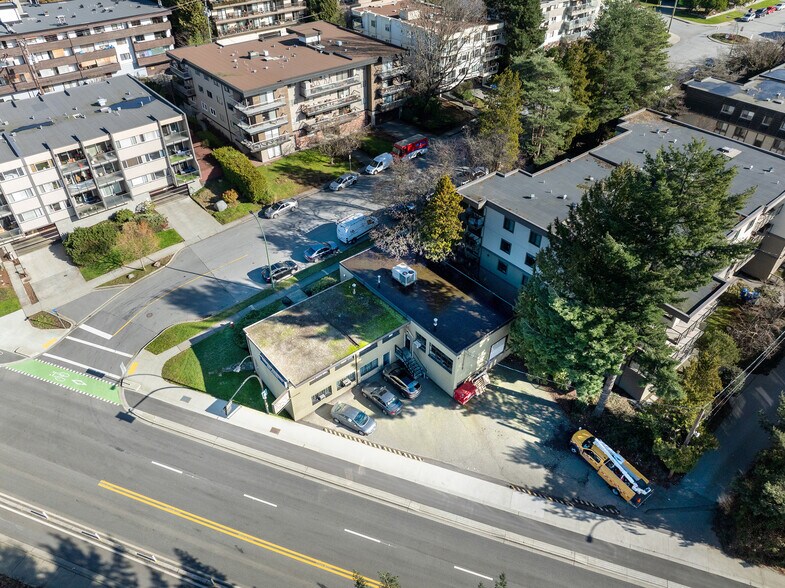 339 2nd St W, North Vancouver, BC à vendre - Photo de l’immeuble – Image 2 sur 2