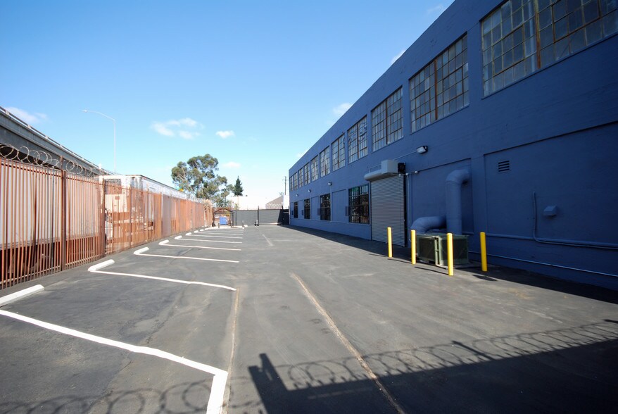 1515 Compton Ave, Los Angeles, CA à louer - Photo de l’immeuble – Image 2 sur 21