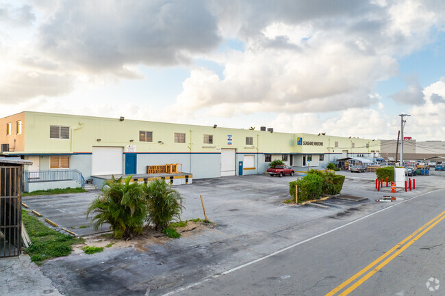 Plus de détails pour 3320-3350 W 17th Ct, Hialeah, FL - Industriel/Logistique à louer