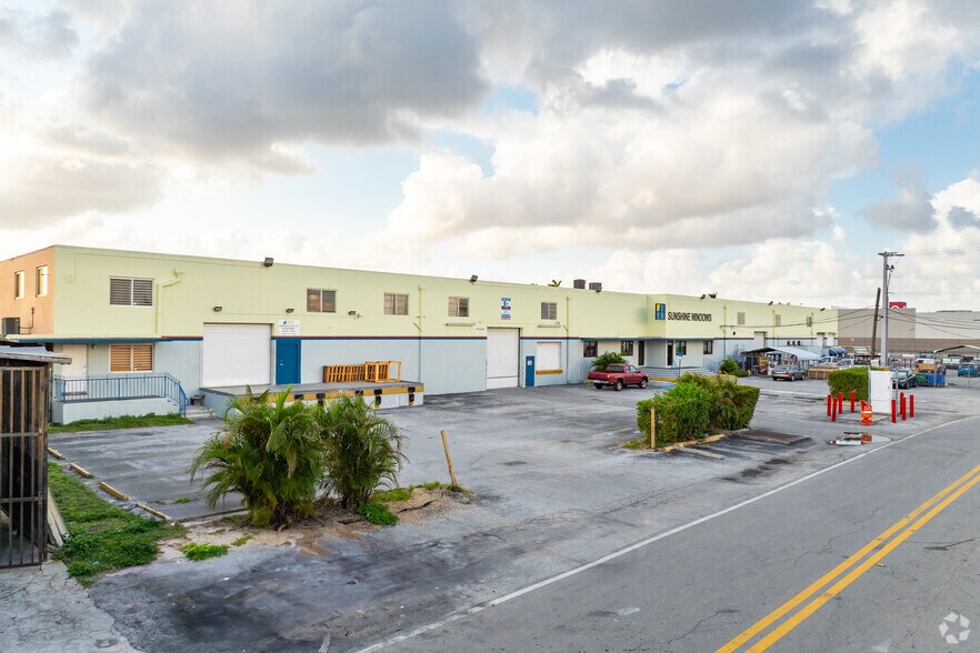 3320-3350 W 17th Ct, Hialeah, FL à louer - Photo de l’immeuble – Image 1 sur 23